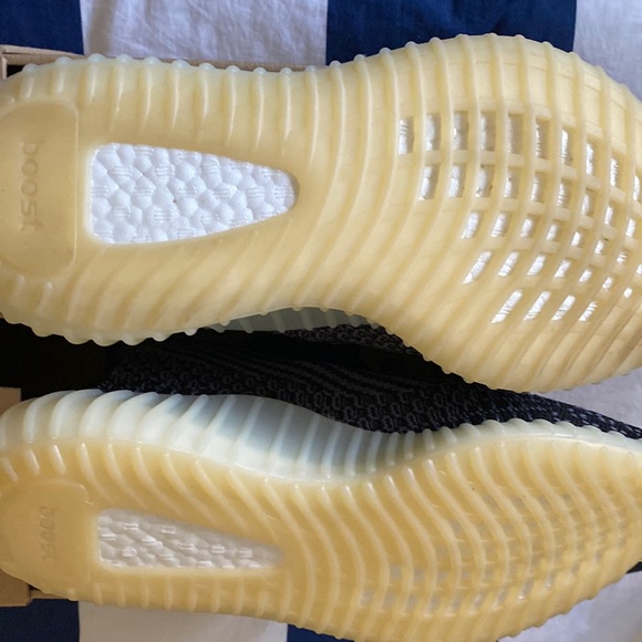 YEEZY BOOST 350 V2 ‘Carbon’